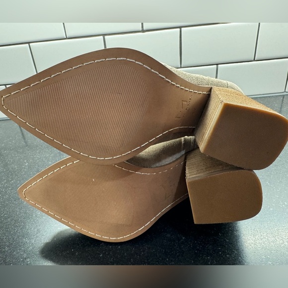 Oshay Pointed Toe Bootie Women Sz 4
Marc Fisher LTD Walnut Suede New - Picture 6 of 15